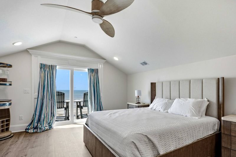 “High Tide” suite bedroom
